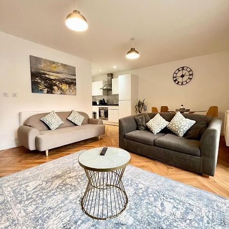 2 Double Beds Or 4 Singles, 2 Bathrooms, Free Parking, Smart Tv'S, Close To Gunwharf Quays, Beach & Historic Dockyard Portsmouth Eksteriør bilde