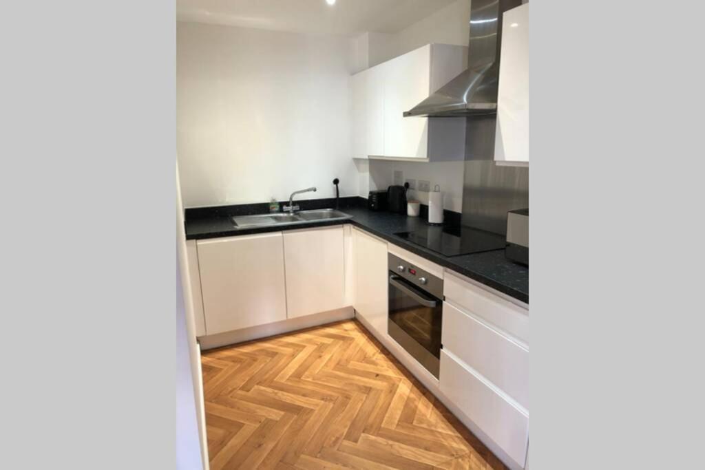 2 Double Beds Or 4 Singles, 2 Bathrooms, Free Parking, Smart Tv'S, Close To Gunwharf Quays, Beach & Historic Dockyard Portsmouth Eksteriør bilde