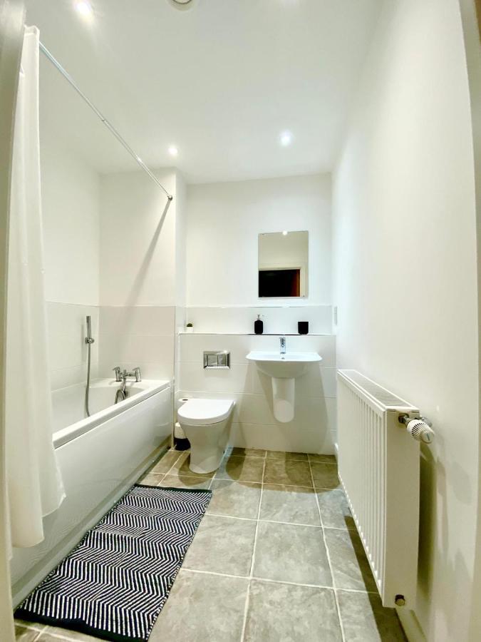 2 Double Beds Or 4 Singles, 2 Bathrooms, Free Parking, Smart Tv'S, Close To Gunwharf Quays, Beach & Historic Dockyard Portsmouth Eksteriør bilde