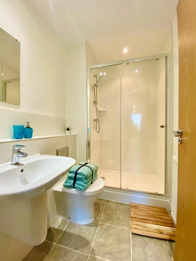 2 Double Beds Or 4 Singles, 2 Bathrooms, Free Parking, Smart Tv'S, Close To Gunwharf Quays, Beach & Historic Dockyard Portsmouth Eksteriør bilde