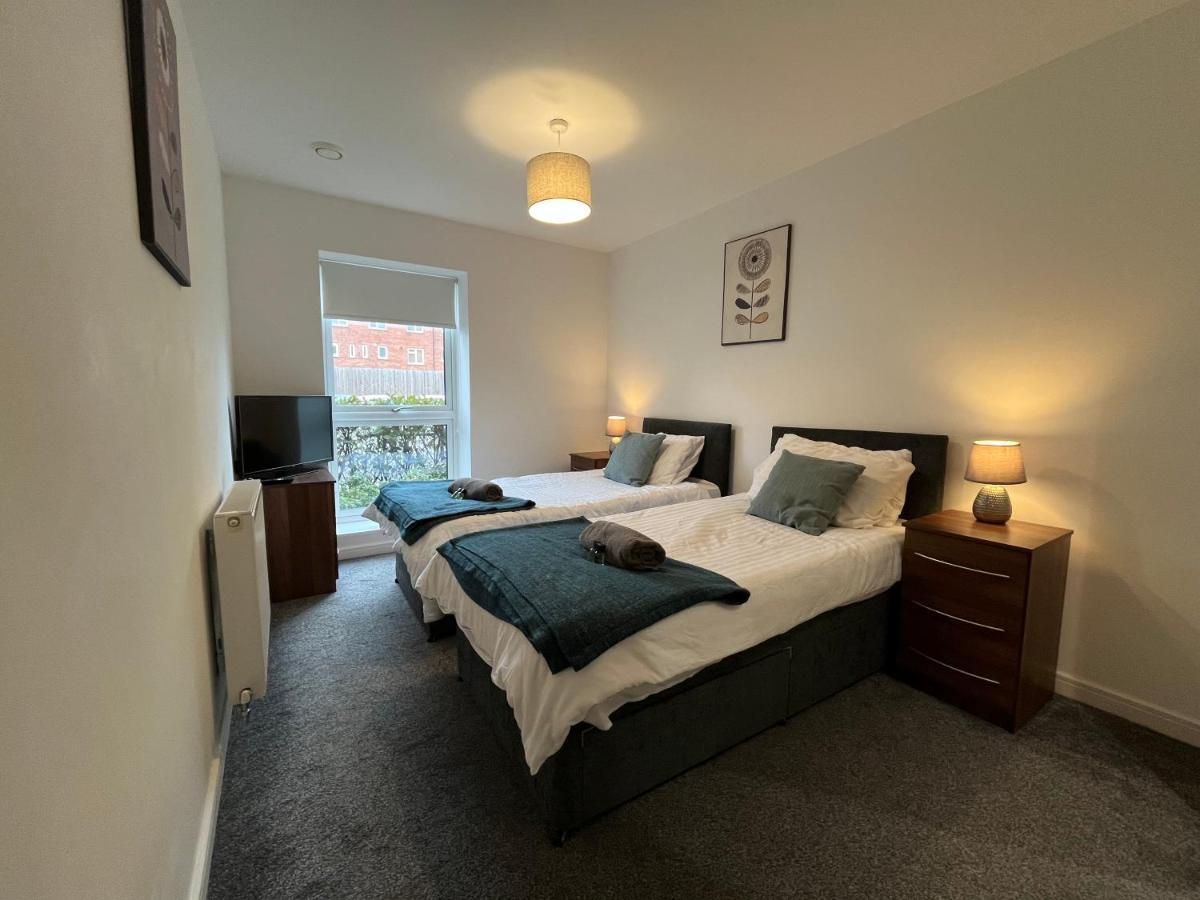 2 Double Beds Or 4 Singles, 2 Bathrooms, Free Parking, Smart Tv'S, Close To Gunwharf Quays, Beach & Historic Dockyard Portsmouth Eksteriør bilde