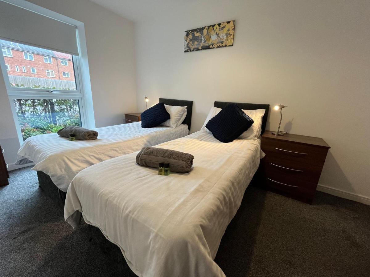 2 Double Beds Or 4 Singles, 2 Bathrooms, Free Parking, Smart Tv'S, Close To Gunwharf Quays, Beach & Historic Dockyard Portsmouth Eksteriør bilde