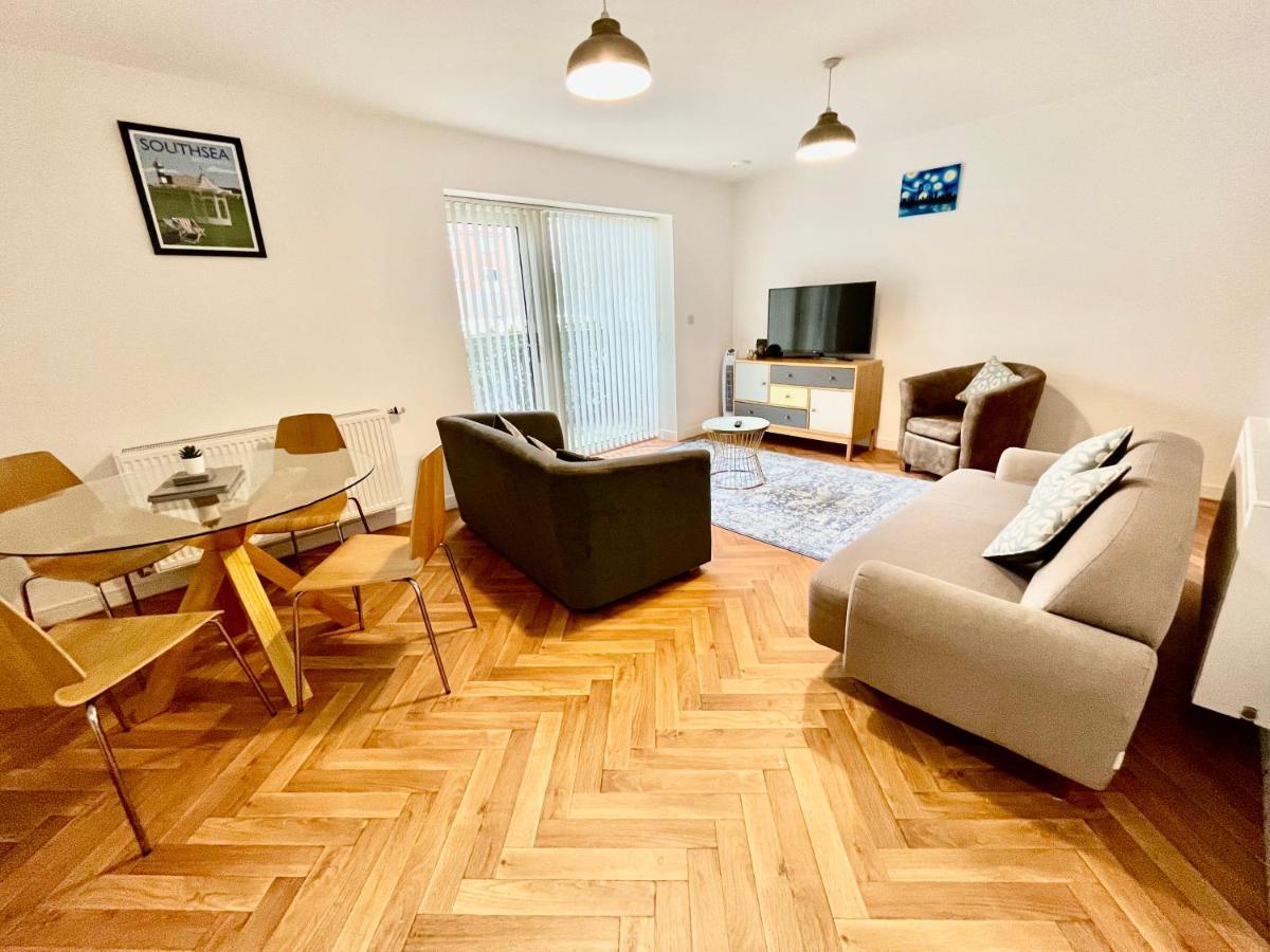 2 Double Beds Or 4 Singles, 2 Bathrooms, Free Parking, Smart Tv'S, Close To Gunwharf Quays, Beach & Historic Dockyard Portsmouth Eksteriør bilde