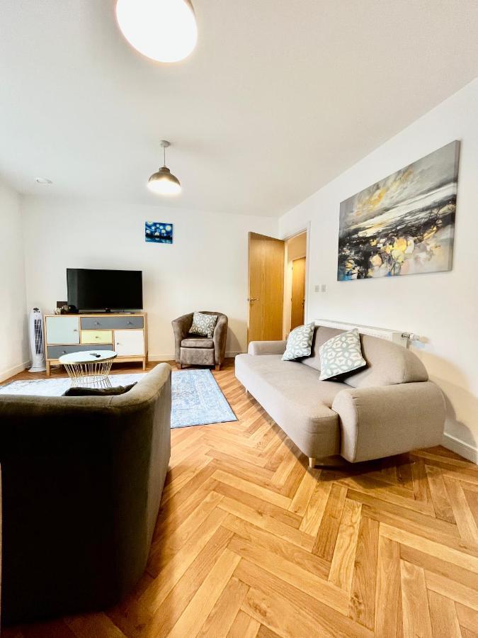 2 Double Beds Or 4 Singles, 2 Bathrooms, Free Parking, Smart Tv'S, Close To Gunwharf Quays, Beach & Historic Dockyard Portsmouth Eksteriør bilde